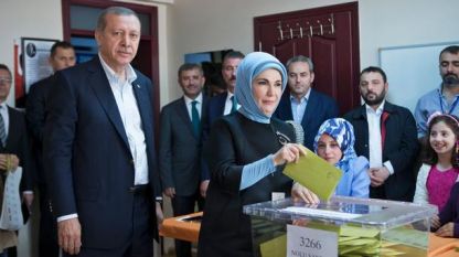 Турският президент Реджеп Тайип Ердоган гласува със съпругата си Емине в Истанбул