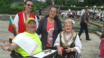 Митко Андонов, Валя Балканска (на сн. вдясно права) и други участници в IV Национален фестивал за хора с увреждания.