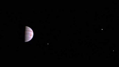 Юпитер, заобиколен от три от спътниците му - Йо, Европа и Ганимед