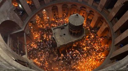 Благодатният огън слезе в църквата Гроб Господен в Йерусалим