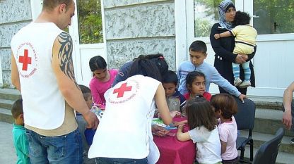 Доброволци на БЧК се грижат за децата в бежанския център в с. Баня