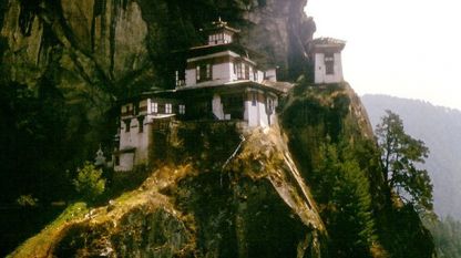 Уединеният свещен манастир Таксан (разположен на 3000 метра надморска височина).