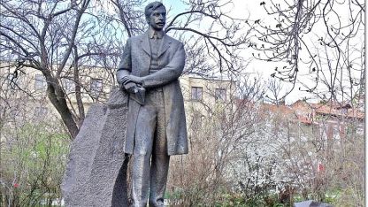 Паметникът на Пейо Яворов в родния му град Чирпан