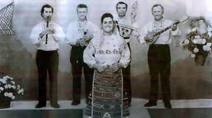 Dimka Vladimirova avec le groupe de Strandja.