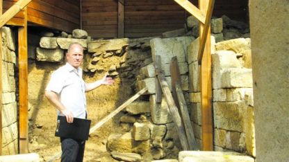 Иван Жутев демонтрира състоянието на археологическия паметник в Старосел