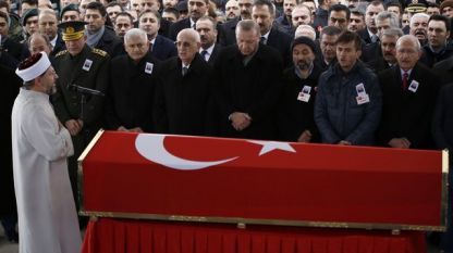 Турският президент Реджеп Ердоган, шефът на парламента Исмаил Кахраман и премиерът Бинали Йълдъръм (тримата в средата) както и лидерът на основната опозиционна Народно-републиканска партия Кемал Кълъчдароглу (най-вдясно) са сред опечалените на погребението на турски войник, убит в понеделник при турската операция край Килис. Във вторник Анкара съобщи за втори убит турски войник.