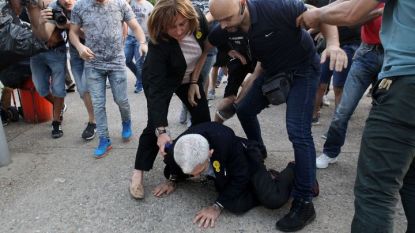 Сътрудници на кмета на Солун Янис Бутарис му помагат, след като е повален на земята от нападатели.