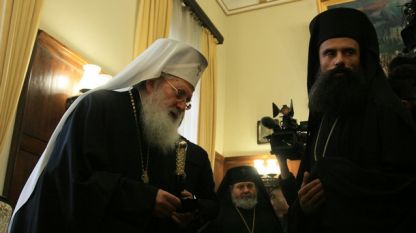 Българският патриарх Неофит (вляво) обяви след каноничен избор името на новия Видински митрополит -  Драговитийския епископ Даниил (вдясно).