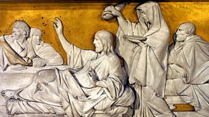 Мария Магдалена помазва главата на Исус със скъпоценно миро.(фрагмент от барелеф в църквата „Ла Мадлен“ в Париж.