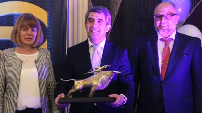 Presidenti i Bullgarisë Rosen Plevneliev bashkë me mbajtësen e parë të çmimit Jordanka Fandëkova dhe me kryetarin e Bordit të Drejtorëve të Televizionit “Evropa” Emill Stojanov.