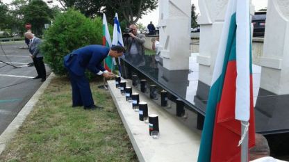 Кметът Димитър Николов запали свещ пред мемориала