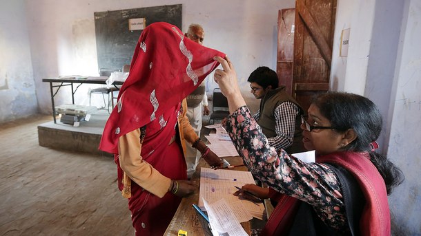 избиратели гласуват в секция на изборите в Дадри - Утар Прадеш, Индия