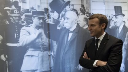 Френският президент Еманюел Макрон пред фотография на Жорж Клемансо -  премиер на Франция по време на Първата световна война