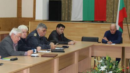 Директорът на ОПУ Видин инж. Павел Драганов (първият отляво) отчете готовността за зимата на заседание, свикано от областния управител Момчил Станков.