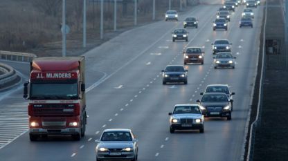 Натоварен трафик по основните пътни артерии в област Благоевград съобщиха