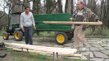 Подновяват пейките в старозагорските паркове