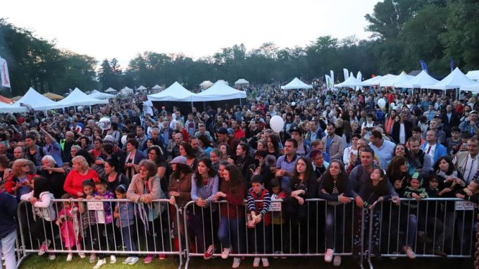 Голямата поляна на Южния парк в София се изпълни с хора за концертите в рамките на Радио парк фест на 16 юни 2018 г привечер.