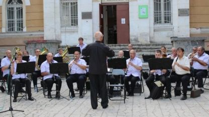 Плевенският духов оркестър представя концерта си на  открито 