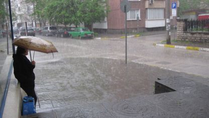 Проливен дъжд се изсипа над Враца около 14:30 часа днес