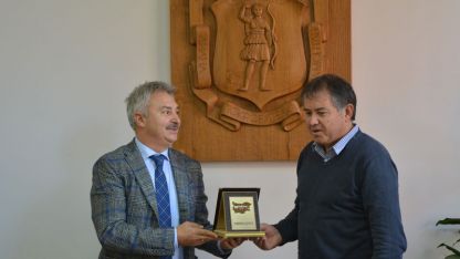 Кметът на Монтана Златко Живков (вляво) връчва наградата на родственика на Кирил Маринов- Ангел Младенов.