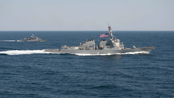 Два американски военни кораба навлязоха в международните води край Тайванския