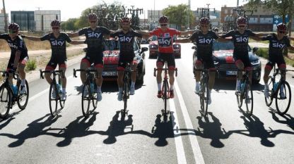 Кристофър Фруум (с червената фанелка) спечели колоездачната обиколка на Испания