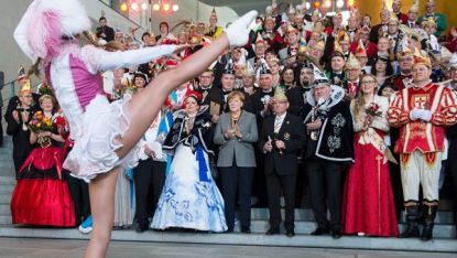Момент от церемонията в Берлин с участието на Ангела Меркел (на заден план, в средата)