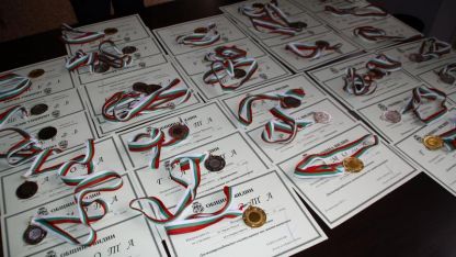 Медалите и грамотите, които бяха връчени на победителите от миналогодишното Димитровденско математическо  състезание