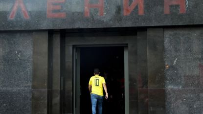 Привърженик на националния отбор на Колумбия влиза в мавзолея на Ленин на Червения площад в Москва