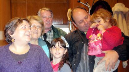 На снимката отляво надясно: Галя Минкова (дъщеря), Дарина Стоева (съпруга), Стойчо Стоев, Дарина (внучка), Пламен Минков(зет) и Сиана (внучка)