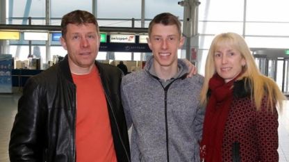 Знаменосецът на българските олимпийци Кристиян Стоянов с родителите си на летището