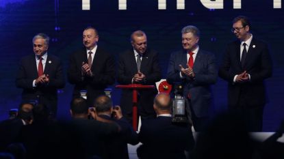 Реджеп Ердоган (в центъра) с колегите си от Сърбия Александър Вучич (вдясно), Азербайджан - Илхам Алиев (вторият отляво), Украйна – Петро Порошенко (третият отдясно) и лидерът на кипърските турци Мустафа Акънджъ (вляво) на церемонията в Ескишехир в понеделник за откриването на ТАНАП.