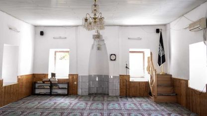 Salle de prière à la mosquée Tutunsuz à Skopje. A droite on voit bien un drapeau de Daesh.