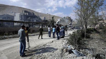 разрушения след въздушните удари срещу изследователски център в Барзех край Дамас