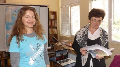 Елена Димитрова (в ляво) направи лично дарение на специализирана литература на английски език на мездренската читалищна библиотека. 