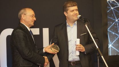 Георги Апосолов и Цветан Симеонов /вляво/ при връчване на приза