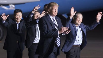 Доналд Тръмп лично посрещна тримата освободени от Северна Корея американски граждани на летището във ВВС базата „Андрюс“ край Вашингтон днес.