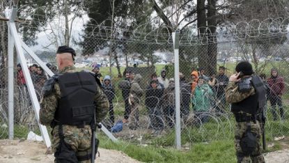 Мигранти край оградата по гръцко-македонската граница