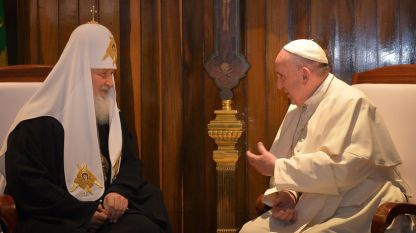 Папа Франциск (вдясно) и главата на Руската православна църква, патриарх Кирил на международното летище в Хавана, Куба (12 февруари 2016 г.)