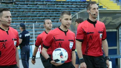 Стефан Апостолов (в средата) ръководи мача от Шампионската лига между 