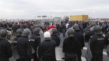Полицията спря протестиращите фермери по пътя им към София