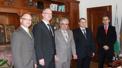 Представители на  представители на автомобилната фирма се срещнаха с кмета на Плевен (в средата).
