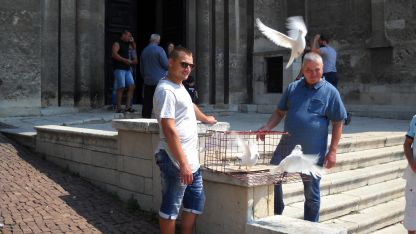 Росен Марков пуска гълъби за медицинските ни сестри 