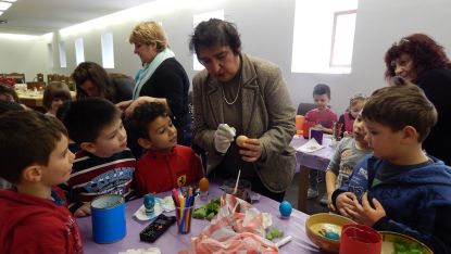 Етнографът д-р Сашка Бизеранова показва на децата как се украсяват великденските яйца.