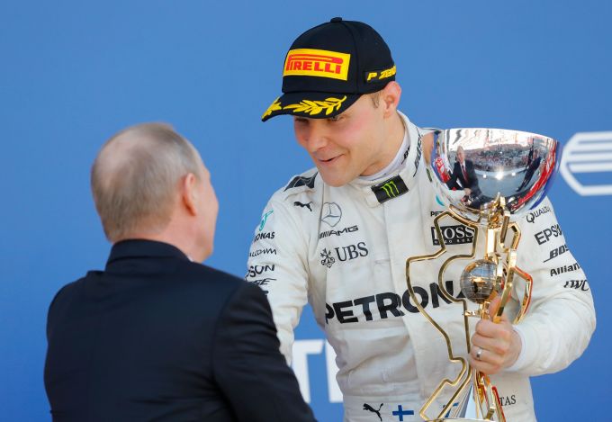 Валтери Ботас получава купата от Владимир Путин