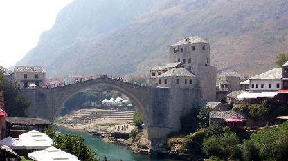 Старият мост над река Неретва в град Мостар, Босна и Херцеговина.