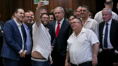 Снимката, на която израелският карикатурист Ави Кац смени лицата и телата на премиера Бенямин Нетаняху (в средата) и депутатите в кадъра със свински.