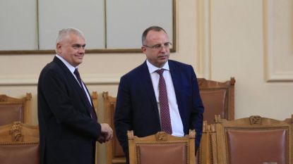 Министрите Валентин Радев (вляво) и Румен Порожанов преди изслушването им в парламента