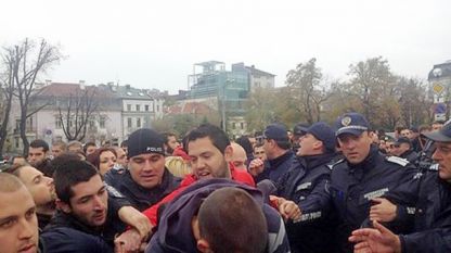 Сблъсъци между студенти и полиция пред Народното събрание