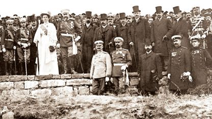 Точно една година след голямото събитие. Възпоменателна фотография на Царевец на правителството на Александър Малинов заедно с царското семейство, генерали и висши служители.